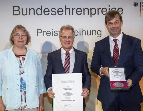 Ministerialdirektorin Dr. Katharina Böttcher (links), überreicht gemeinsam mit DLGPräsident Hubertus Paetow (rechts) Urkunde und Medaille an Hans Guggenmoos, Leiter der Qualitätssicherung der Molkerei Gropper